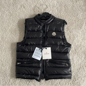 Moncler GUI - Moncler GUI väst | Storlek 1, Small | Skick 10/10, använd ett fåtal gånger | Västen är F4K€ men är helt felfri och en exakt k0p¡a | Tags medföljer |Priset är diskuterbart | MvH Wiggo