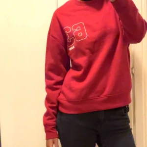 röd Hoodie - ALDRIG ANVÄND Super skön🤍 Passar både Xs och S.