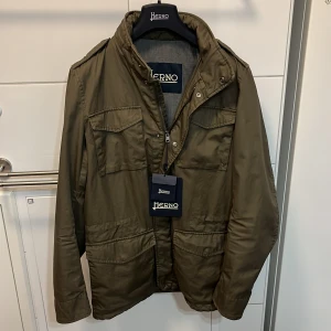 Herno jacka - Alla og följer med. Tveka inte på att höra av er vid flera frågor 🙌