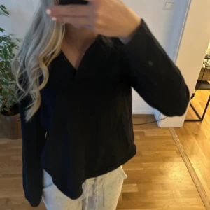 Långärma tröja - Jättefin tröja med detaljer som ”krage”, v-ringning och slit längst ner. Den är mörkblå men ser svart ut på bilden. Knappt använd😊