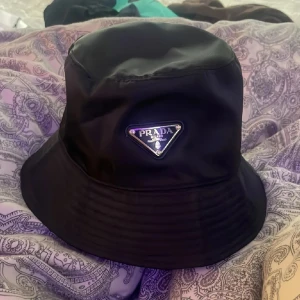 Prada bucket hat - Helt oanvänd Prada solhatt, säljer pga att den inte passar, svart, storlek M , 499kr+ frakt (priset kan diskuteras vid en snabb affär)🖤🖤
