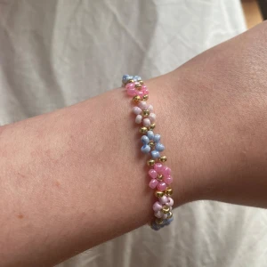 Armband  - Handgjort pärlarmband. Kan anpassa storleken 🩷