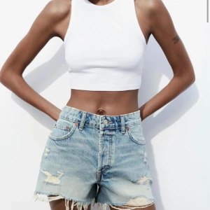 Lågmidjade jeans shorts  - Jag säljer mina lågmidjade jeans shorts från Zara, då jag beställde två olika storlekar men glömde att skicka tillbaka de som inte passade. Säljer det för billigare än vad de är på hemsidan!