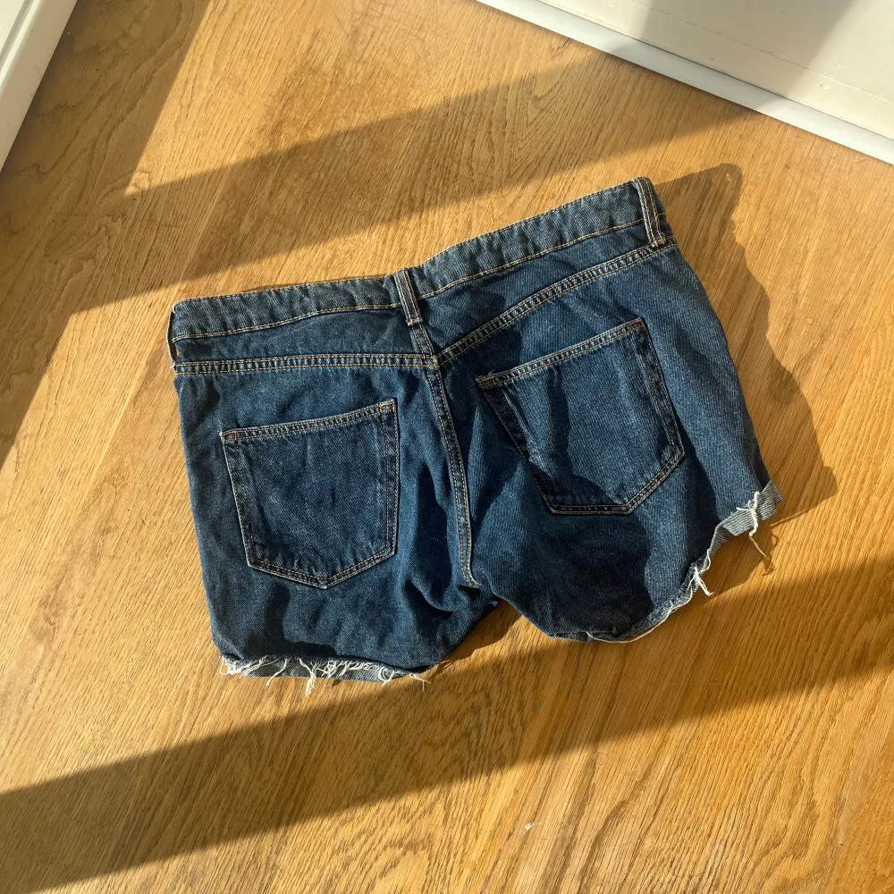 Dessa shorts är i jättebra skick men hittar inte vart dem är ifrån på dessa heller men skulle tro HM också 😊💕. Shorts.