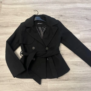 Kort kappa - Kort kappa i svart storlek 36 med skärp, som ny knappt använd