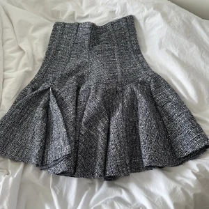 Kjol - Kjol från guess, köptes till nyår 2020 och blev bara använd några timmar den kvällen, som ny