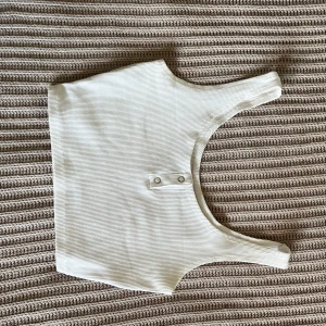 Croptop - Vit ribbad crop top från bik bok. Bra skick, men axelbanden syddes upp lite slarvigt och därav är priset lågt. Skriv gärna till mig om du har fler frågor eller ytterligare bilder önskas!<3