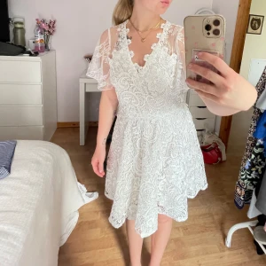 Vit spetsklänning - Jätte fin och söt spets klänning med fina detaljer, använd en gång som studentklänning 🥰 klänningen går inte att få tag i längre så passa på! 💗