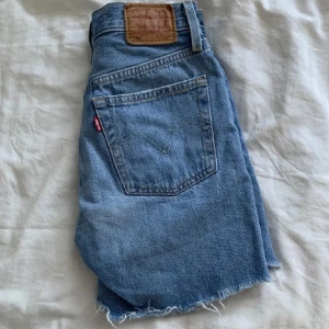 Levi’s shorts - Jätte snygga o fina vintage Levi’s denimshorts som passar jättebra om man vill ha lite längre shorts! De passar både XS och S!🥰⚡️🐆