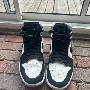 Nike air jordan 1 secourt mid - Säljer dessa unika och snygga nike air jordan 1 (mid). Fick i present för ett tag sedan men ej kommit mycket till användning. Finns tecken på användning men i väldigt bra skick andå. Storlek 45 men passar lätt någon 44, jag har 44 på mina andra skor.