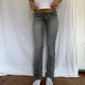 Replay jeans - Intressekoll på dessa skitsnygga lågmidjade jeans ifrån replay. Midjemått 37cm rakt över o innerbenslängd 80cm❤️