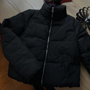 Jacka från Only strl xs i fint skick  - Jacka svart från Only i fint skick  Lite pluffig med dragkedja 