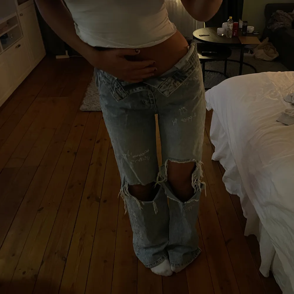 Garderobs-rensning!  Säljer mina jeans ifrån bershka, det är lite olika texter samt hål på knäna. Om man är kreativ går det säkert att göra om till ett par coola shorts 🤪. Jeans & Byxor.