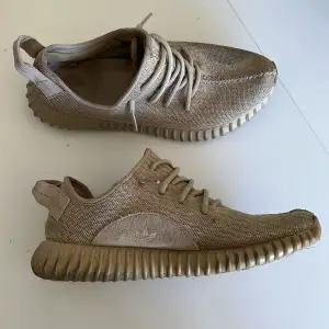 Säljer ett par Yeezy V1:or Oxford Tan. Inte använda på 2 år därav säljer jag de. De är inte original! Det negativa, en fläck på högra skon där fram, kolla bild. Samt att sulan lossnat lite, det gör ju ingen större skillnad men ändå. Strl 43 1/3. 