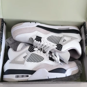 Jordan 4 - Jordan 4. Aldrig använda 10/10 skick. Kan gå ner lite vid snabb affär. Fraktar inom 1 dag. Skriv vid intressdn