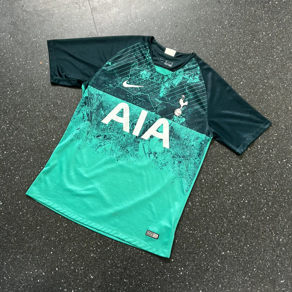 Säljer min riktigt snygga och sällsynta Tottenham tröja men son på ryggen😍 skick 7/10! Hör gärna av dig om du har några funderingar eller vill ha fler bilder✅. T-shirts.