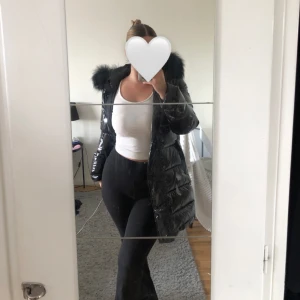 Gloss jacket  - Säljer min jacka då jag inte använder den längre. Ny skick använd ca 4 gånger, pris kan diskuteras 