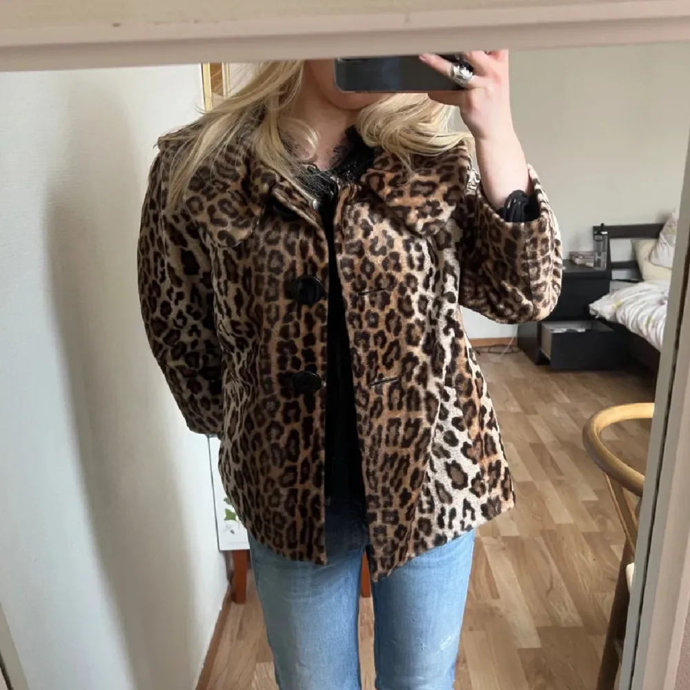 Så gullig leopard jacka! Kollar intresset då jag fortfarande gillar den väldigt mycket💕Köpt för 450❤️. Jackor.