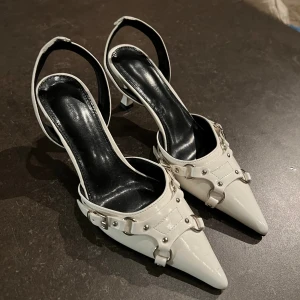 Vita klackar  - Vita klackar med silver detaljer 