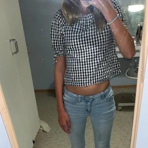 En rutig tröja - En fin rutig tröja. Använd ca 1-2 gånger bara. Passar med det mesta.