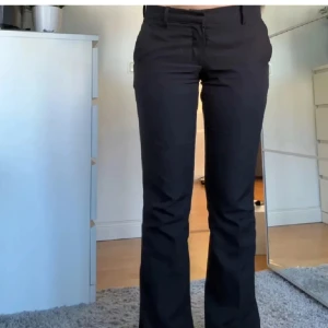 Lågmidjade kostymbyxor - Superfina lågmidjade kostymbyxor från bikbok i den populära modellen ”Vera” i storlek 36/S💕Säljer då de tyvärr är lite förstora för mig som brukar ha 34/XS. Nypris: 500kr, nyskick (lånade bilder)