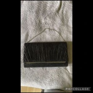 Väska  - En svart glittrig väska som är perfekt för utgång, event eller liknande