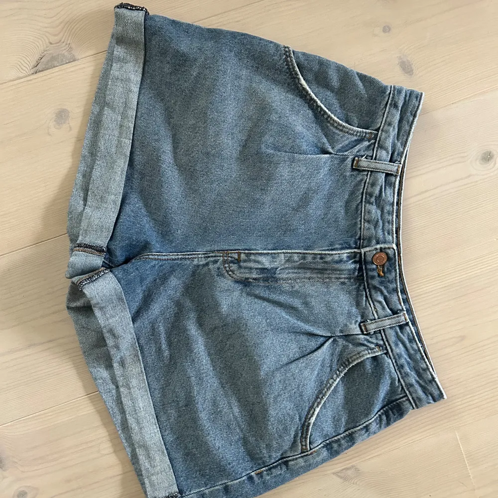 Jeansshorts köpta på Bershka. Bra skick utan några defekter, endast använda ett fåtal gånger. Säljer på grund av att jag inte längre använder dom. Storlek 38.. Shorts.