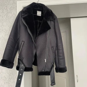 Jacka - Snygg jacka från Pieces, stl xs. Jättefint skick, knappt använd. 