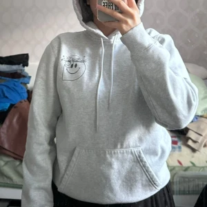 Carhartt WIP Hoodie - Storlek XS - Unisex - Enbart provad. Oversize på mig som vanligtvis har S/M i storlek. Det är värt att nämna att halsen är lite tajt så för mig var det lite jobbigt att få den över huvudet 😅 Annars finns det inget att anmärka och hoodien är i nyskick!