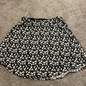 Kor kjol - Aldrog använd, bra skick, inga frakturer. 