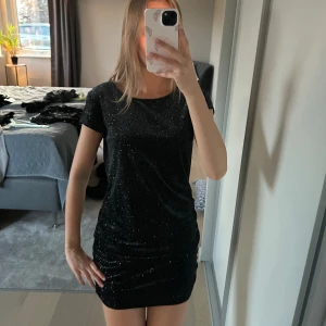 Glittrig klänning - Snygg glittrig klänning från ICHI i nyskick med prislapp kvar✨Storlek M men passar mig som har xs💕Nypris 600kr
