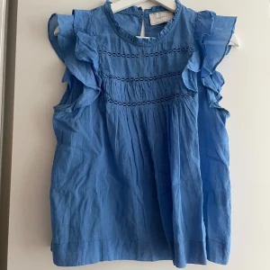 Neo noir blus - Blus från neo noir. Sann till storleken. Små fläckar på framsidan, skriv för fler bilder:) 