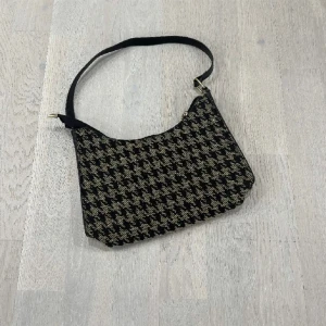 Handväska - nyskick - Handväska i standard storlek. Köpt för 249kr, säljer för endast 49kr❤️  