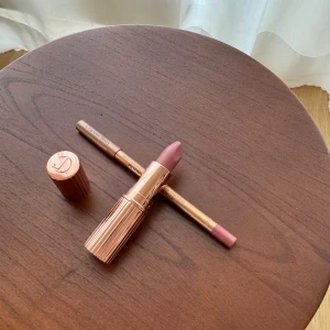 Läppenna. Charlotte Thilbury Pillow Talk - Endast testad. Nypris för båda ca 715.  Säljer läppennan här. 200