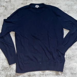 Hm tröja - Säljer denna slim fit marinoull tröjan från HM, slutsåld i den färgen. Skick 9/10. Vita luddet på andra bilden är från kameran!