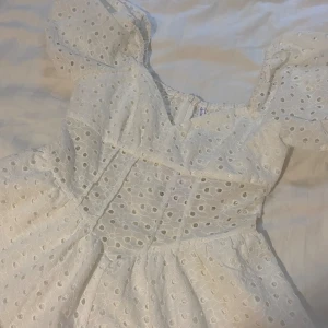 Vit klänning💓 - Så söt vit korsett klänning med inbyggda shorts💘 Ändast testad med lappen kvar! Den är i storlek M men skulle säga att den är liten i storleken så kan uppskattas till S💋Skriv om du undrar något!