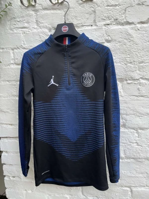 Fotbollströja - Säljer denna paris fotbollströja. Äkta såklart och i väldigt fint skick. Pris kan diskuteras 