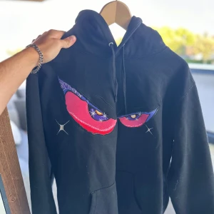 Supreme hoodie - En hoodie som är top kvalite. Skönt, tungt material. Tröjan är av bästa klass. Rensar min garderob 