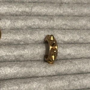 edblad örhänge - ! ETT ÖRHÄNGE ! Peak hoop örhänge från edblad, säljer ett då jag har tappat bort de andra,