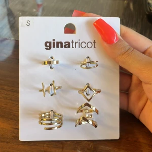 Guldringar gina tricot - Helt nya och oanvända ringar. Säljer då jag har för många ringar. Är i storlek S. Kan också köpas som en present. Köparen står för frakten ❤️