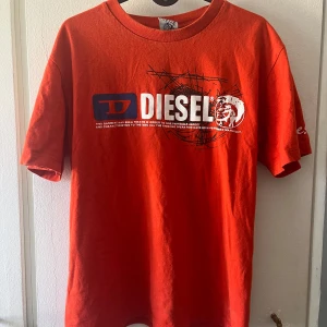 Diesel T-shirt  - Den är storlek L men skulle säga att den sitter mer som om den vore storlek M.