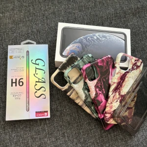 iPhone XR mobilskal  - Säljer 4 st Ideal Of Sweden, samt en genomskinlig skal och ytligare ett glas till skärmen.  ☺️🌸 köparen står för frakten. 