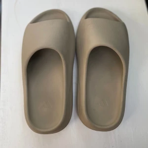 Yezzy slides bone - Hej säljer dessa snygga och bekväma yezzy slides köpta här på Plick, säljer dom för att dom inte används. Har tyvär ingen box. Skriv om ni undrar något eller om ni vill ha någon mer bild
