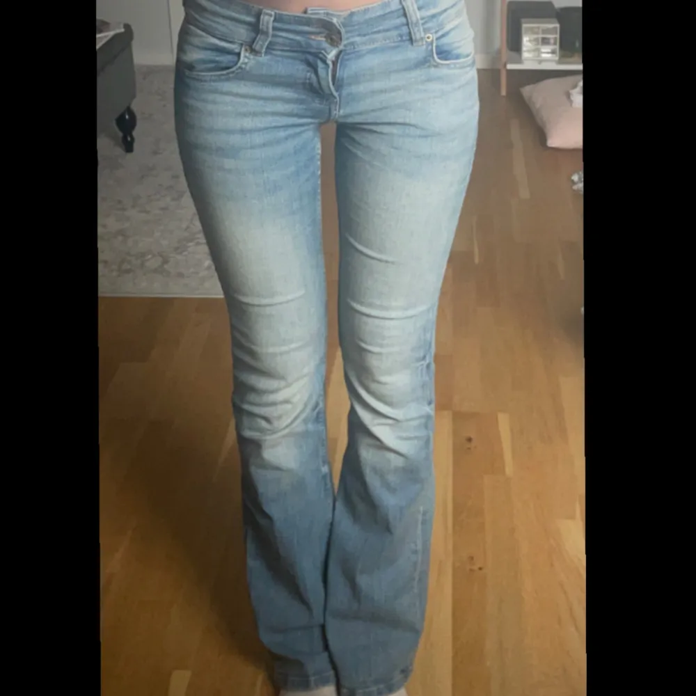 Jättesnygga jeans som bara är använda ett fåtal gånger💕 midjemått rakt över: 35cm + stretch. Innerbenslängd: 78cm. Passar mig som är 170cm🥰. Jeans & Byxor.