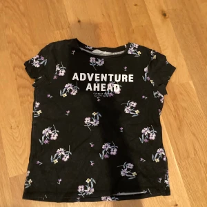 Blommig t-shirt  - Svart blommig t-shirt🌸 Fin och bekväm💞✌🏻 Storlek 146/152🫶🏼🙏 Bra i storlek💗 Säljer den för jag inte använder den längre💅🏻 Skriv för mer information😉❤️👍🏻