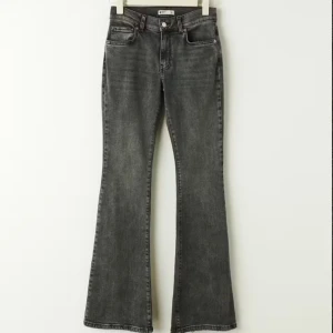 Low waist bootcut  - Lågmidjade bootcut från gina tricot. Snygg passform 