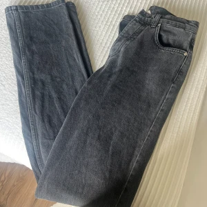 A-DSGN - Säljer mina a-dsgn jeans som är i nyskick. Storlek XXS. Säljer de för 250 kr. 