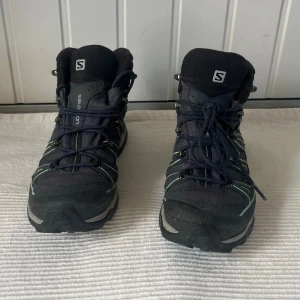 Salomon hikingskor - Vandringskänga i Gore-tex använd av en ungdom. Använda men i gott skick! I storlek EU 41 1/3 och det är bara att skriva vid frågor eller för fler bilder☺️