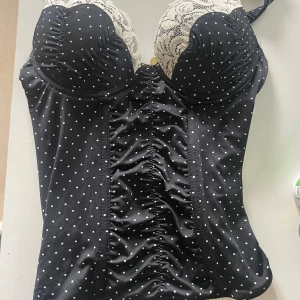 Prickig korsett - Så söt prickig korsett topp! 💕