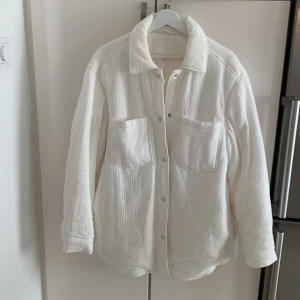 Vit skjortjacka - Oversizad sjortjacka i muslin tyg ”premium kollektion”  perfekt för vår/höst. Använd i mycket bra skick. Stor i storlek   Axelbred 42cm Längd 80 cm 